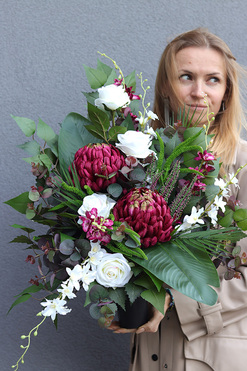 OD RĘKI Ruberia Maxi, nagrobny bukiet z bordową chryzantemą, dł.53cm