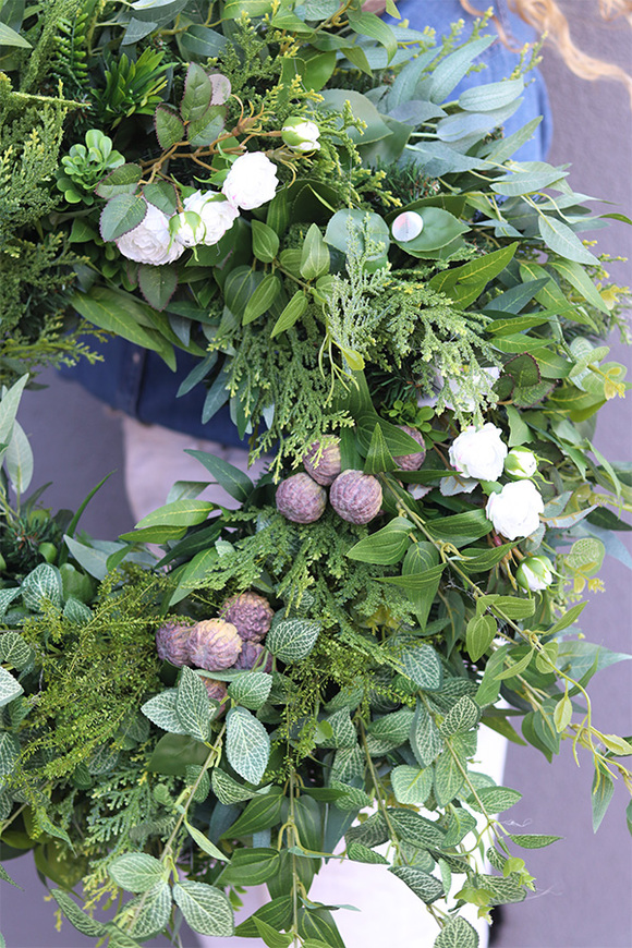 Greenna Grenolia, zielony wianek na drzwi z różami