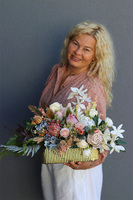 Początek Jesieni Row, kompozycja kwiatowa w złotej donicy