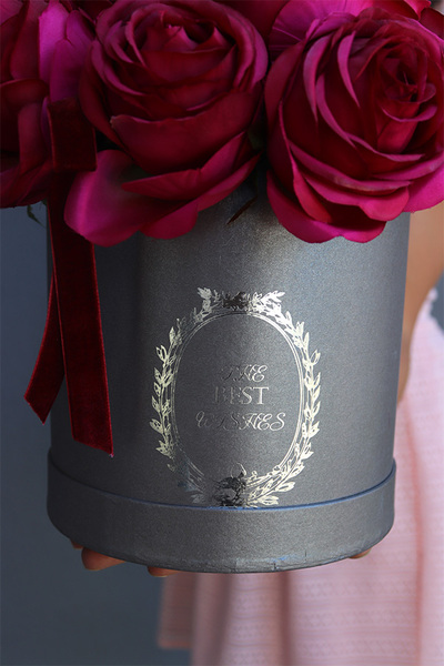 elegancki flowerbox z amarantowymi różami, Rosalisa, wys.30cm