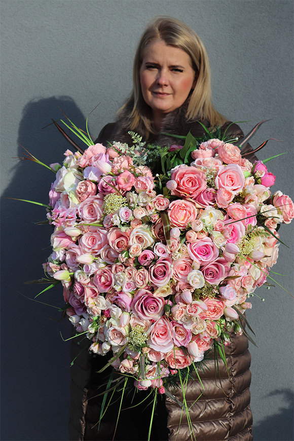 bogata wiązanka nagrobna, Serce Pink Lady, wym.67x65cm