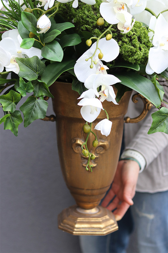 Lilly Goldasta, kompozycja ze storczykiem w złotym pucharze, wys.95cm