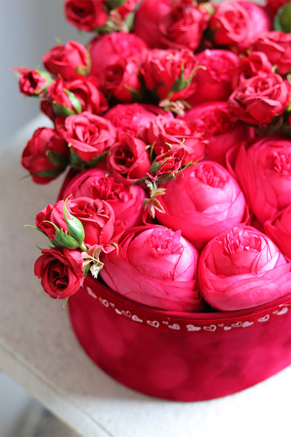 czerwony flowerbox z różami na walentynki, Serce Welurowe