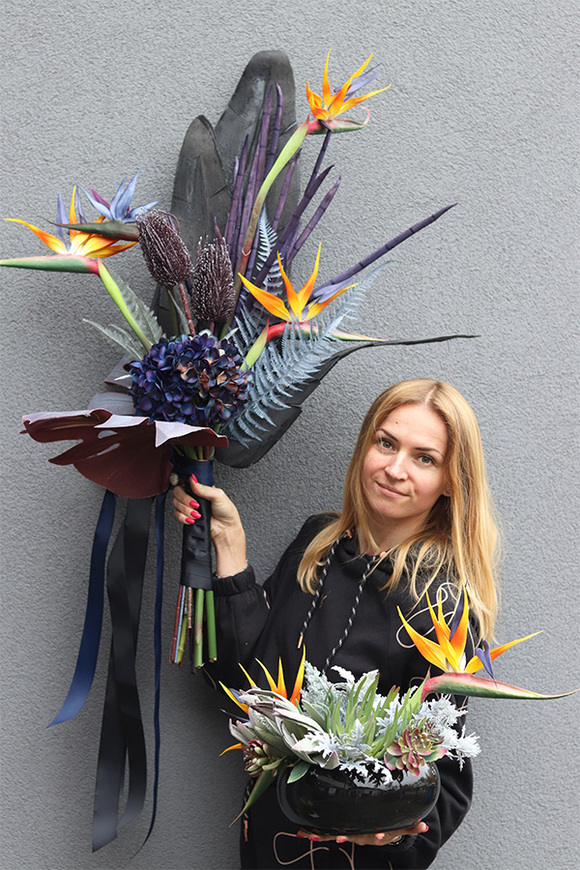 Mortario Strelicja, duży nowoczesny bukiet nagrobny