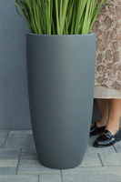 Concrete Antracyt Grande, wysokiej jakości sztuczna trawa w betonowej donicy