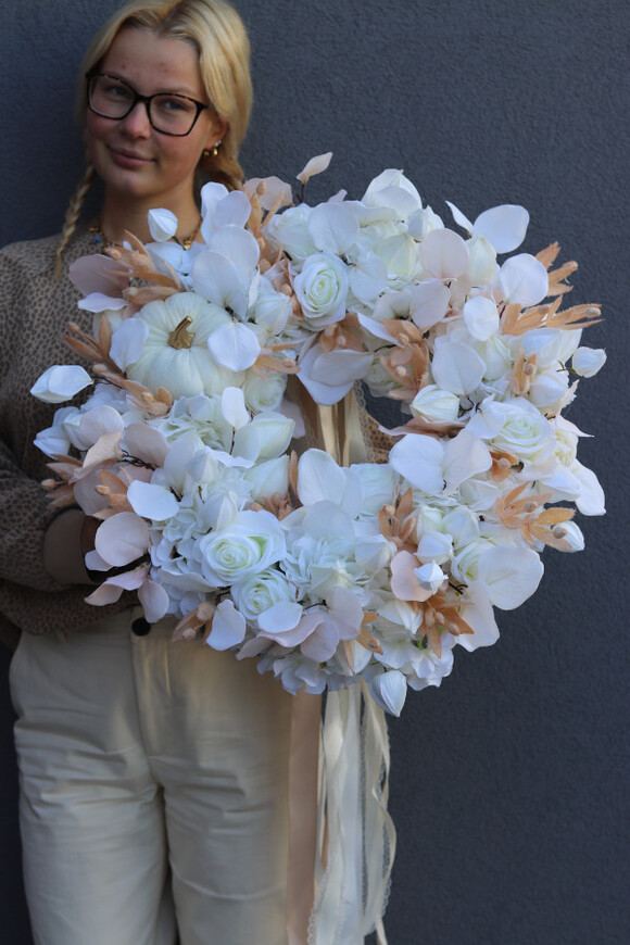 Benicia, biały jesienny wianek