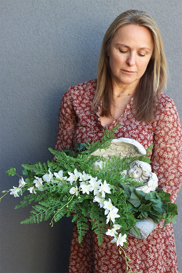 Śpiący Anioł Volcan, dekoracja nagrobna na plastrze drewna