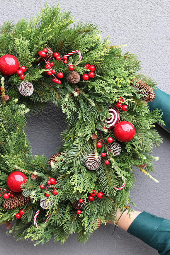 Karminowe Korale, świąteczny wianek na drzwi