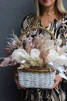 Boho Romance, kompozycja kwiatowa w koszu