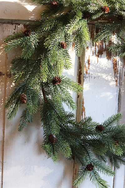 Zimowa polana, wianek iglasty z modrzewia