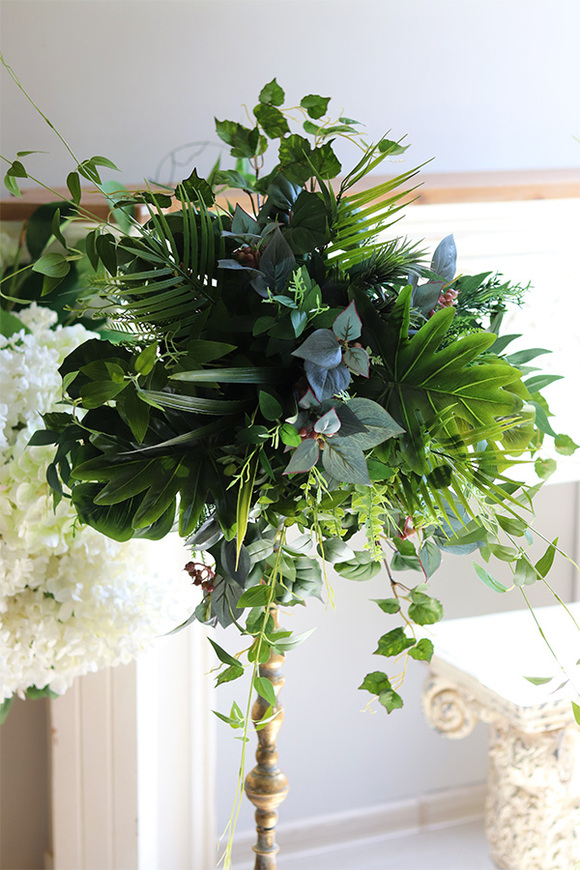 zielona dekoracja na złotym świeczniku stojaku, Green Felitera