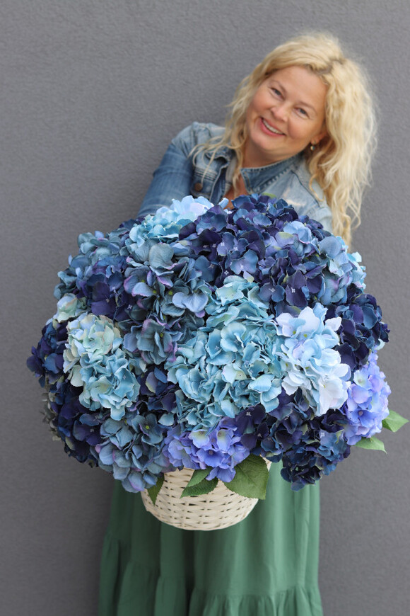 Navy Blue Provance, kosz z hortensjami
