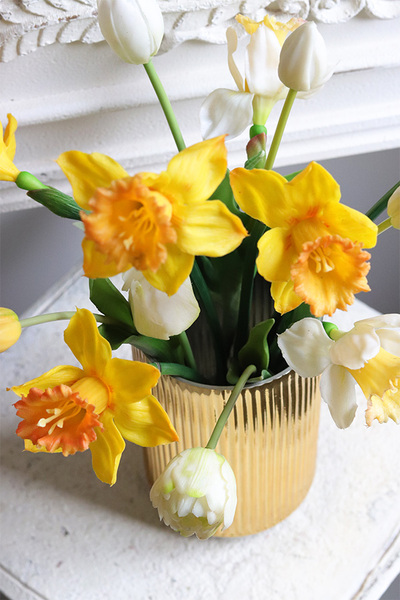 Złota Wiosna, gumowy wiosenny bukiet w wazonie