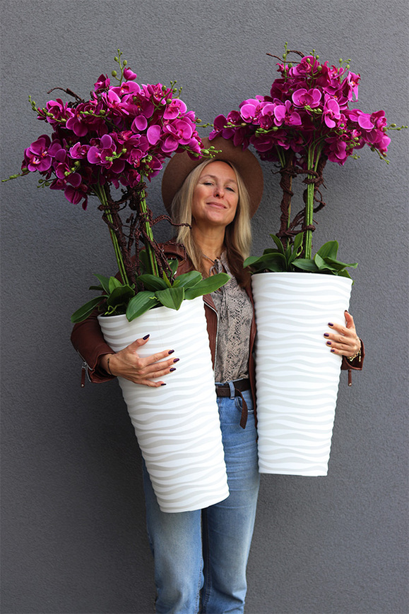 Gizelle Fuksja, wysoki sztuczny storczyk w białej donicy