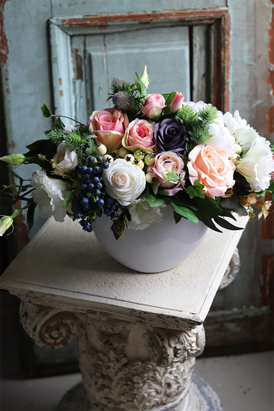 Editta, kompozycja kwiatowa w biało-srebrnej misie, wym.32x39cm