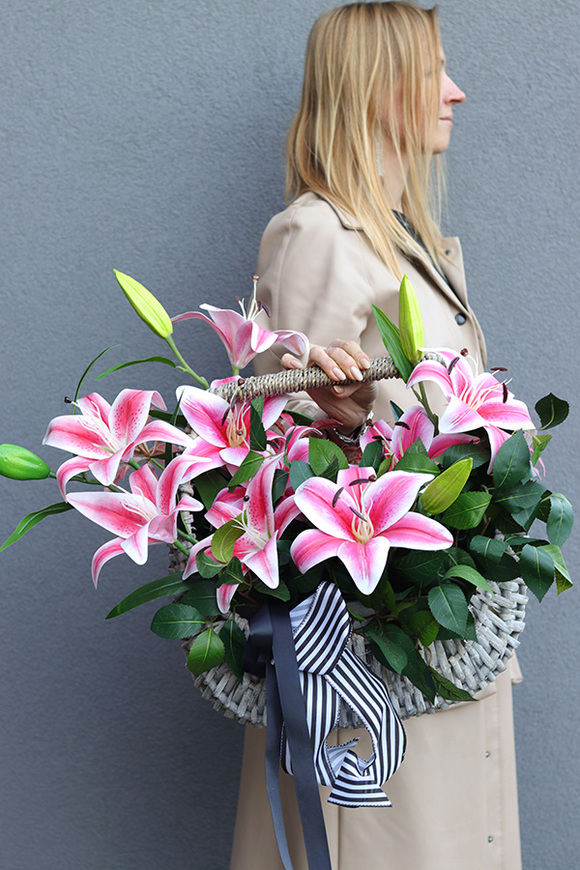 Lilly Basket, bukiet lilii nagrobny w koszu