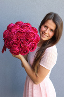 elegancki flowerbox z amarantowymi różami, Rosalisa, wys.30cm