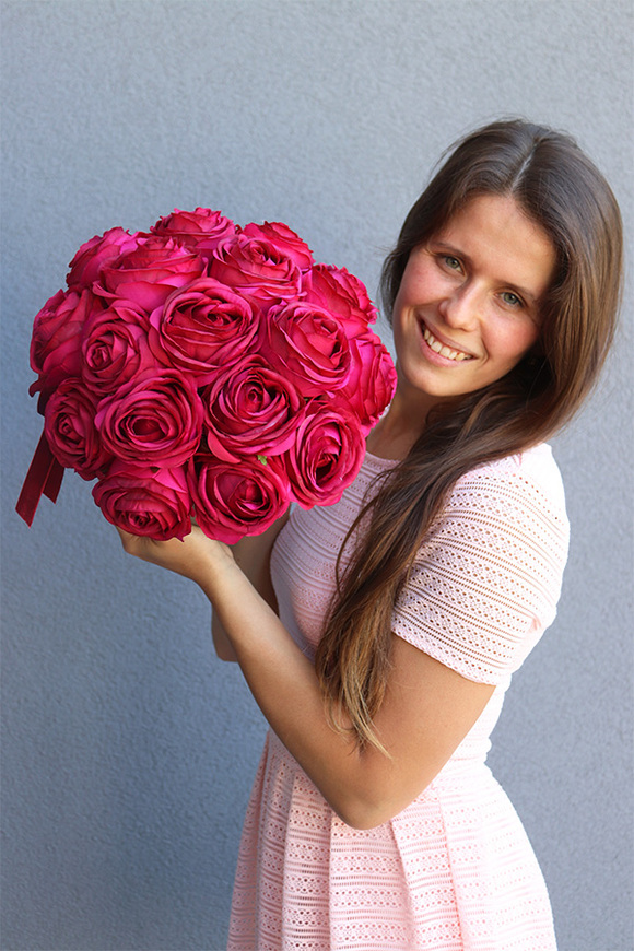 elegancki flowerbox z amarantowymi różami, Rosalisa, wys.30cm