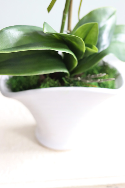 Polly Fuksja, sztuczny storczyk w białej donicy, wys.49cm