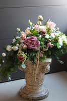 Noemi Longia, kompozycja kwiatowa na długi stół