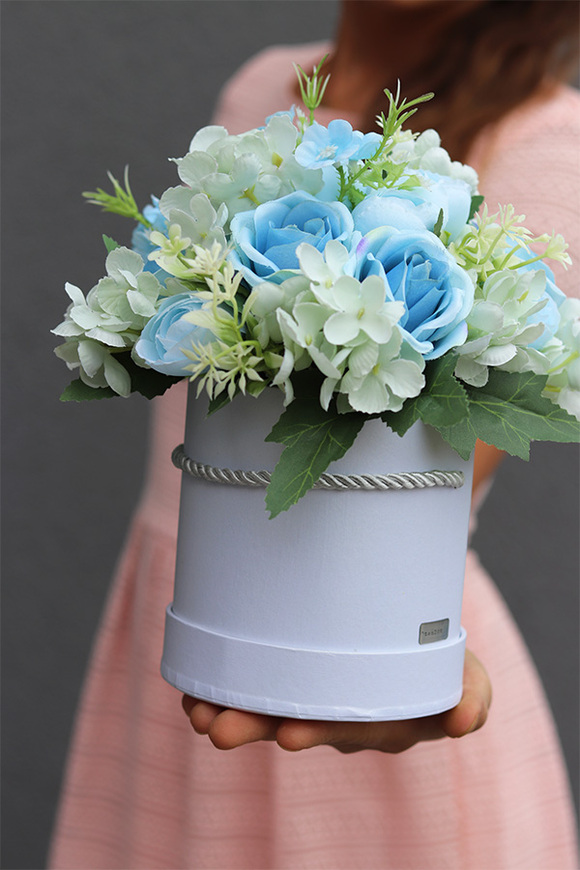 Light Blue, flowerbox z błękitną różą, wys.25cm