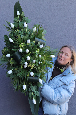 OD RĘKI Hollandia White, wiązanka nagrobna na desce, dł.110cm