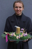 Świąteczna Violetta, zimowy stroik ze świecą na tacy