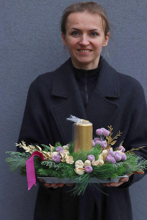 Świąteczna Violetta, zimowy stroik ze świecą na tacy