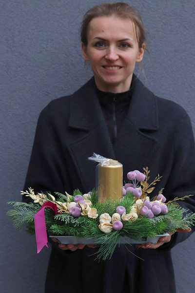 Świąteczna Violetta, zimowy stroik ze świecą na tacy