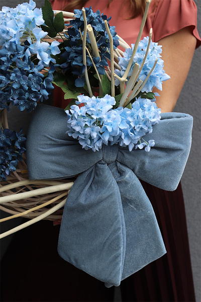 Niebieska Kokarda, wianek na drzwi z hortensjami