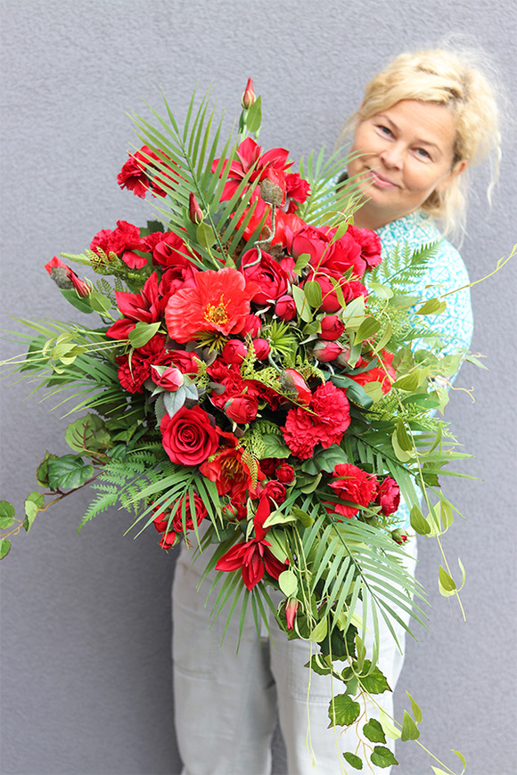 Monte Cassino, czerwona kompozycja nagrobna w osłonce