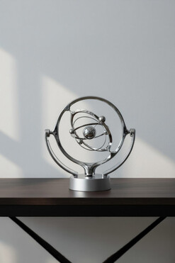 Perpetuum Mobile, układ kinetyczny figurka wahadło, wym.23x23cm