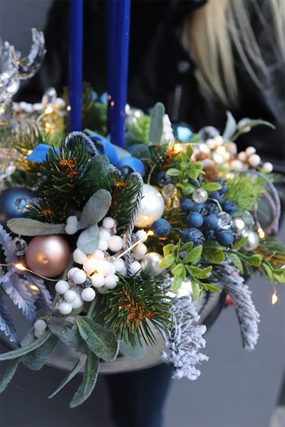 Blue Eveline Pompadour, świąteczny stroik LED