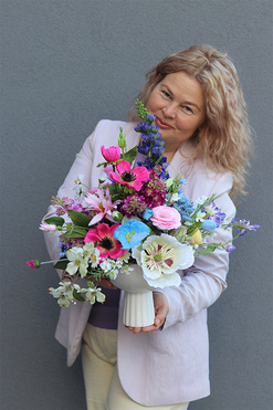 OD RĘKI Tęczowa Leori, wiosenna kompozycja w pucharze, wym.54x40x33cm