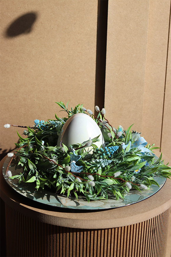Wielkanocne Błękity, stroik wielkanocny na talerzu z jajem