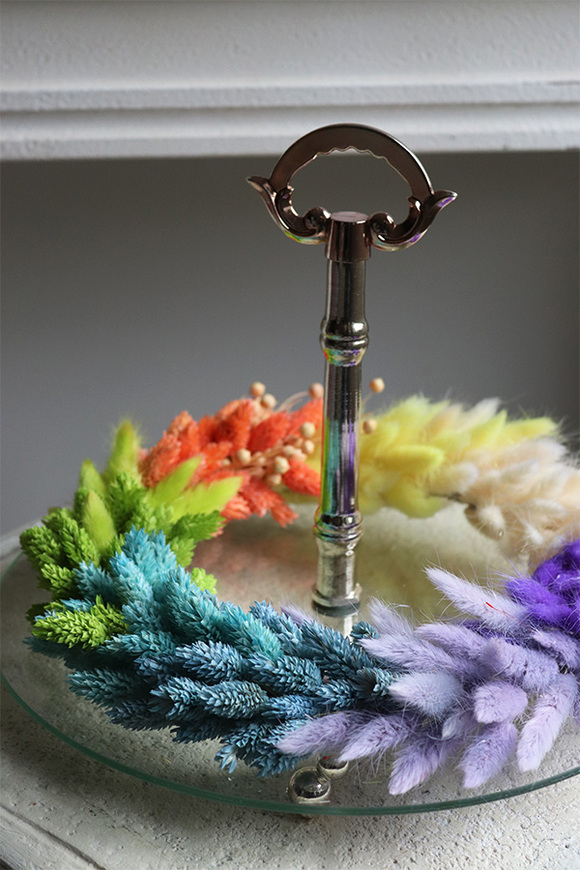 Tęczowy Susz Boho, stroik wielkanocny na paterze