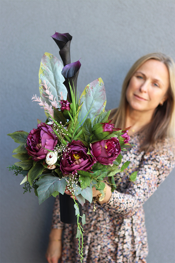 Klerra, bukiet nagrobny we wkładzie z czarną kalią