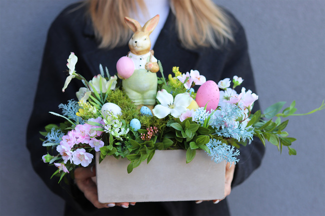 Easter Bunny Concrete, stroik wielkanocny z zajączkiem