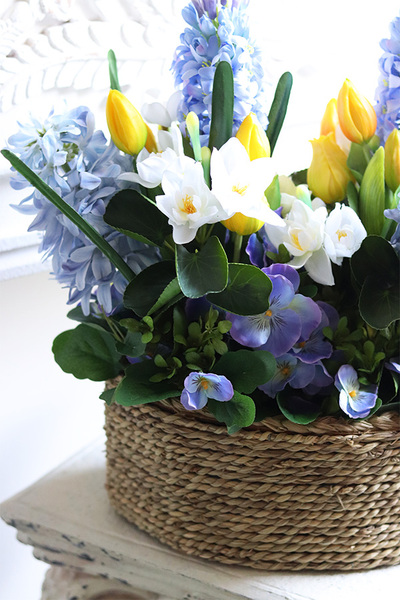 Hiacynty & Bratki Basket, wiosenna dekoracja w koszu