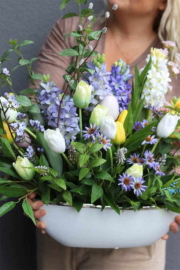 Wiosenne Trele Laos, kompozycja kwiatowa w naczyniu