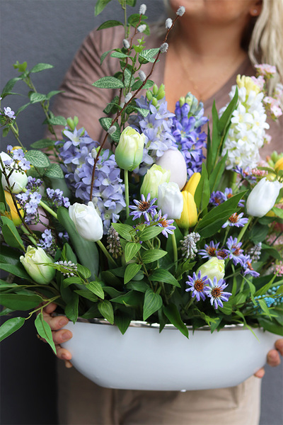 Wiosenne Trele Laos, kompozycja kwiatowa w naczyniu