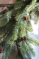 Zimowa polana, wianek iglasty z modrzewia