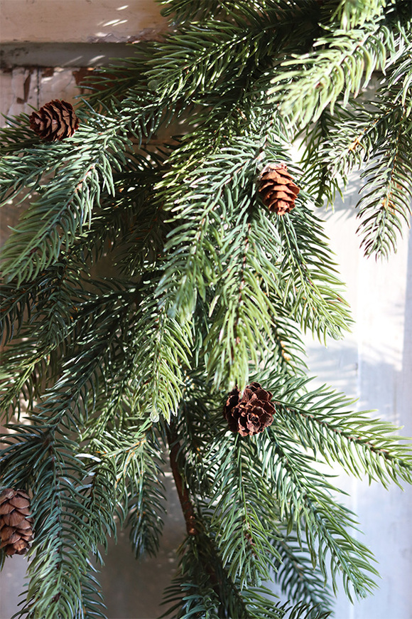 Zimowa polana, wianek iglasty z modrzewia