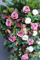 Barnea, różowo-biała wiązanka nagrobna