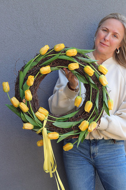 OD RĘKI Katie Tulips Yellow, wiosenny wianek z tulipanów, śr.50cm