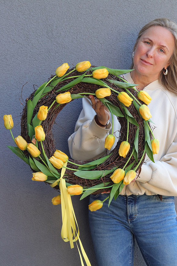 Katie Tulips Yellow, wiosenny wianek z tulipanów