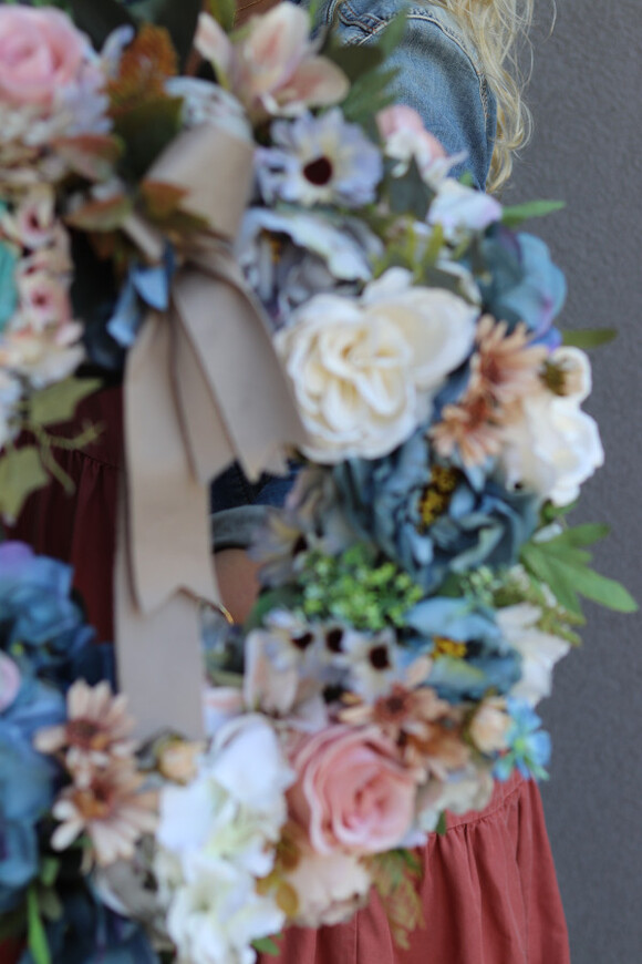 Katy Blue, wianek dekoracyjny na drzwi