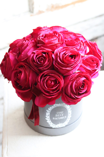 elegancki flowerbox z amarantowymi różami, Rosalisa, wys.30cm