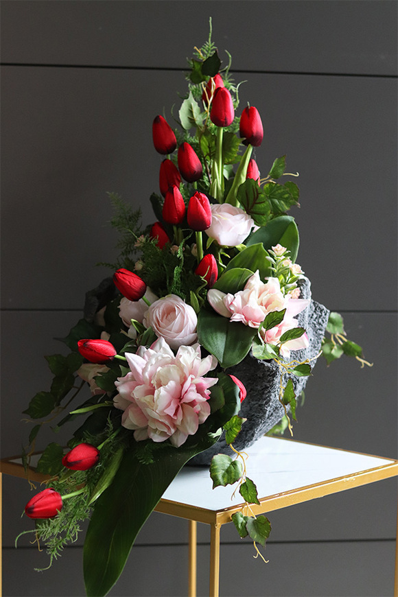 Monenia Volcan, kompozycja nagrobna w misie