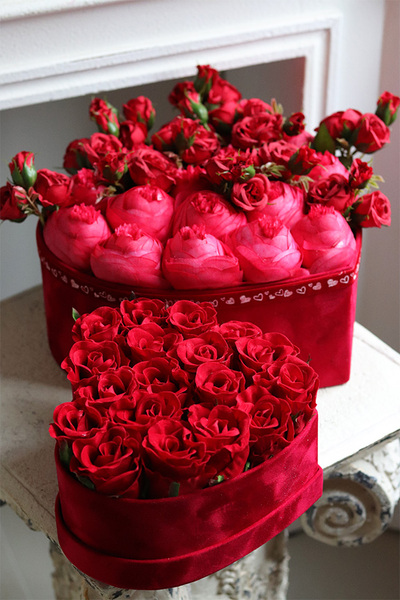 czerwony flowerbox z różami na walentynki, Serce Welurowe